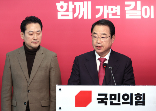 정영환(오른쪽) 국민의힘 공천관리위원장이 26일 여의도 당사에서 회의결과를 발표하고 있다. 왼쪽은 장동혁 사무총장. 연합뉴스.